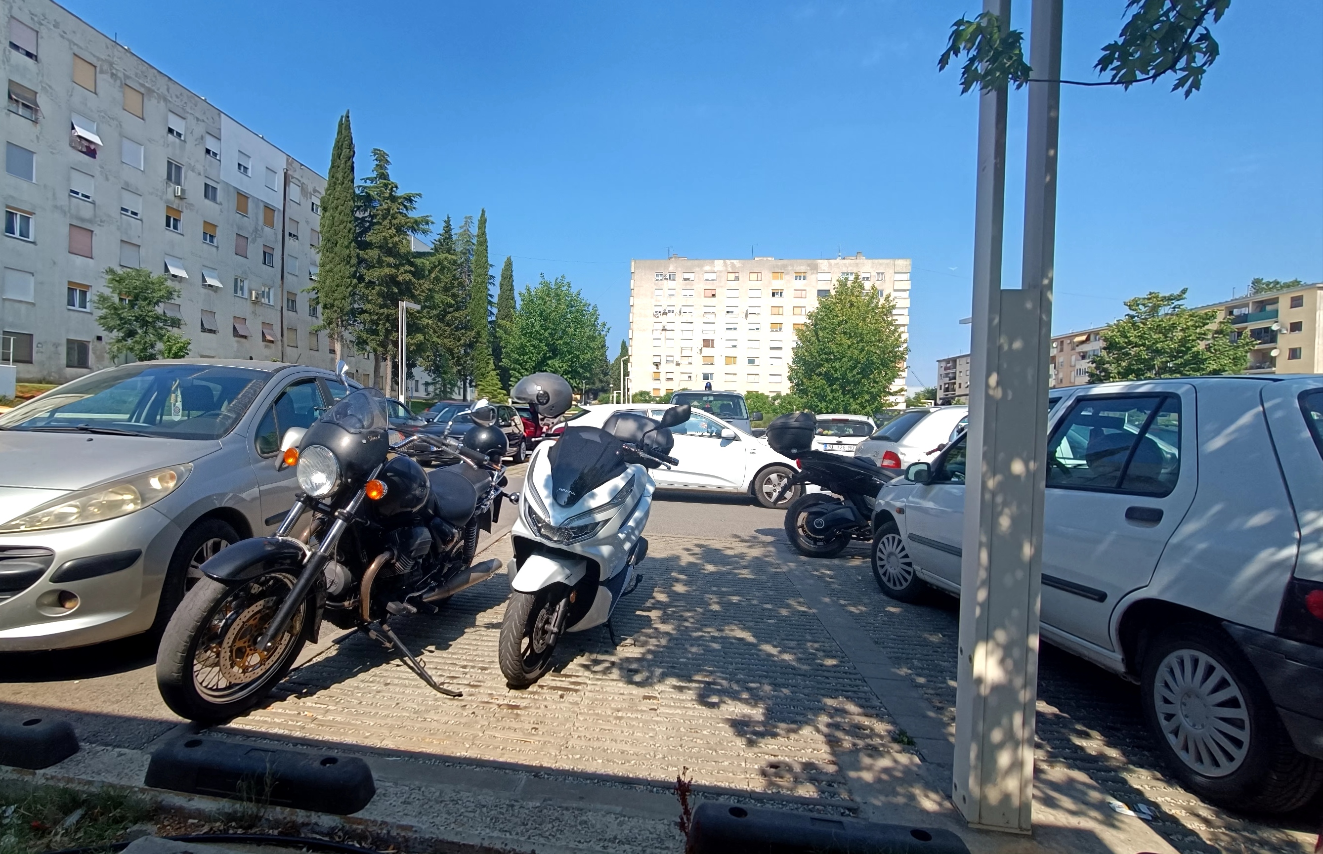 PULA Smiju li motori parkirati na mjesto za aute?!
